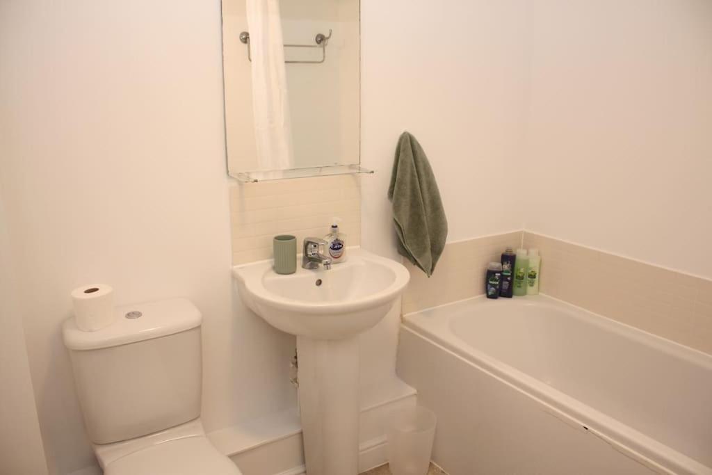 2 Bed 2 Bath Apartment & Parking - Lgw 10Min Drive 克劳利 外观 照片